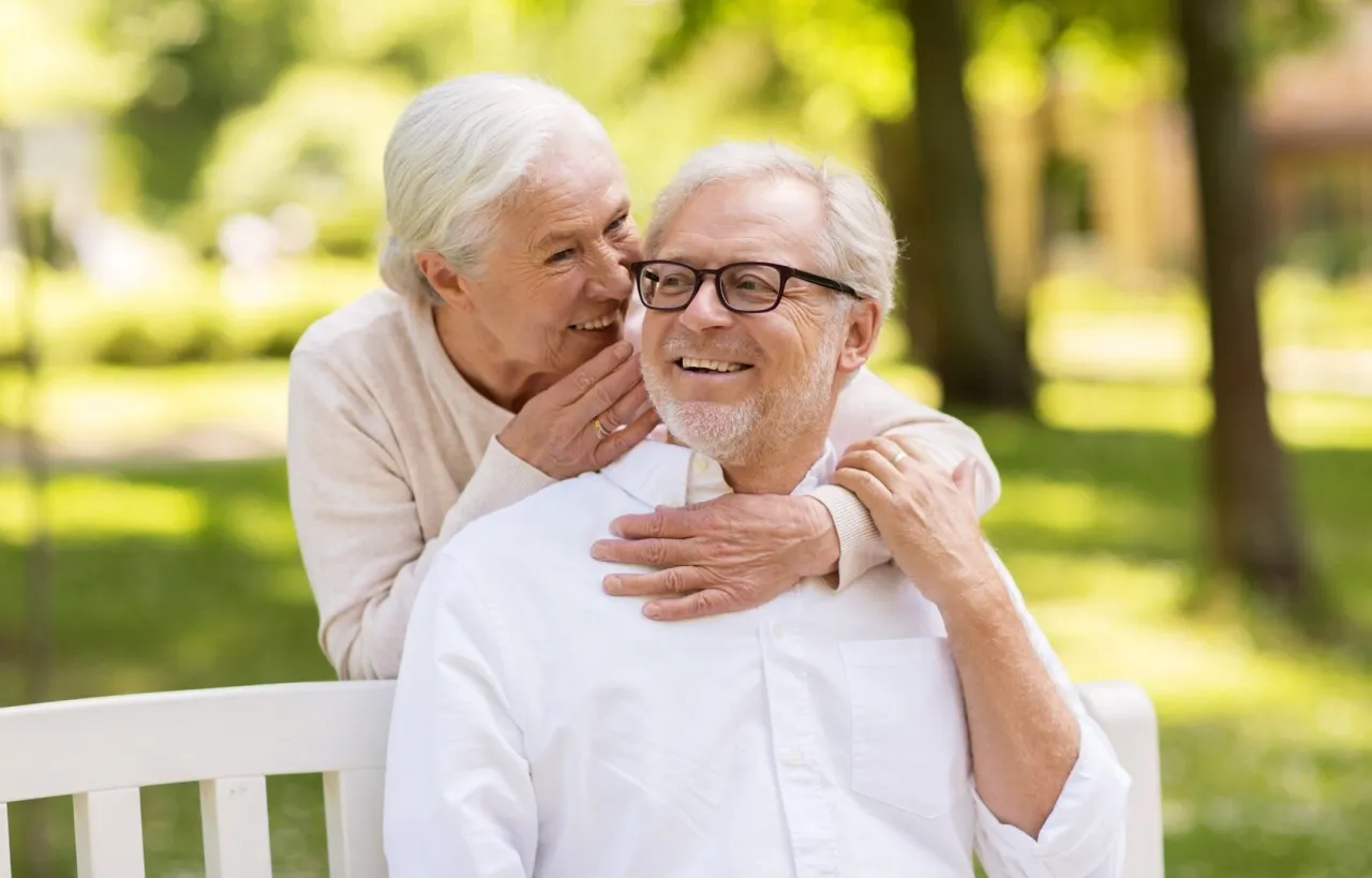 Szczęśliwa para seniorów w parku. Może planują pobyt w Iwonicz Zdrój sanatoria pełnopłatne?