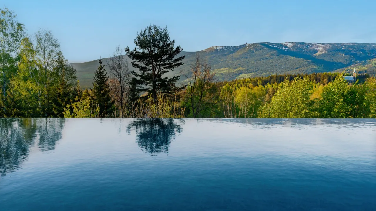 Basen infinity Karpacz widok na g&oacute;ry