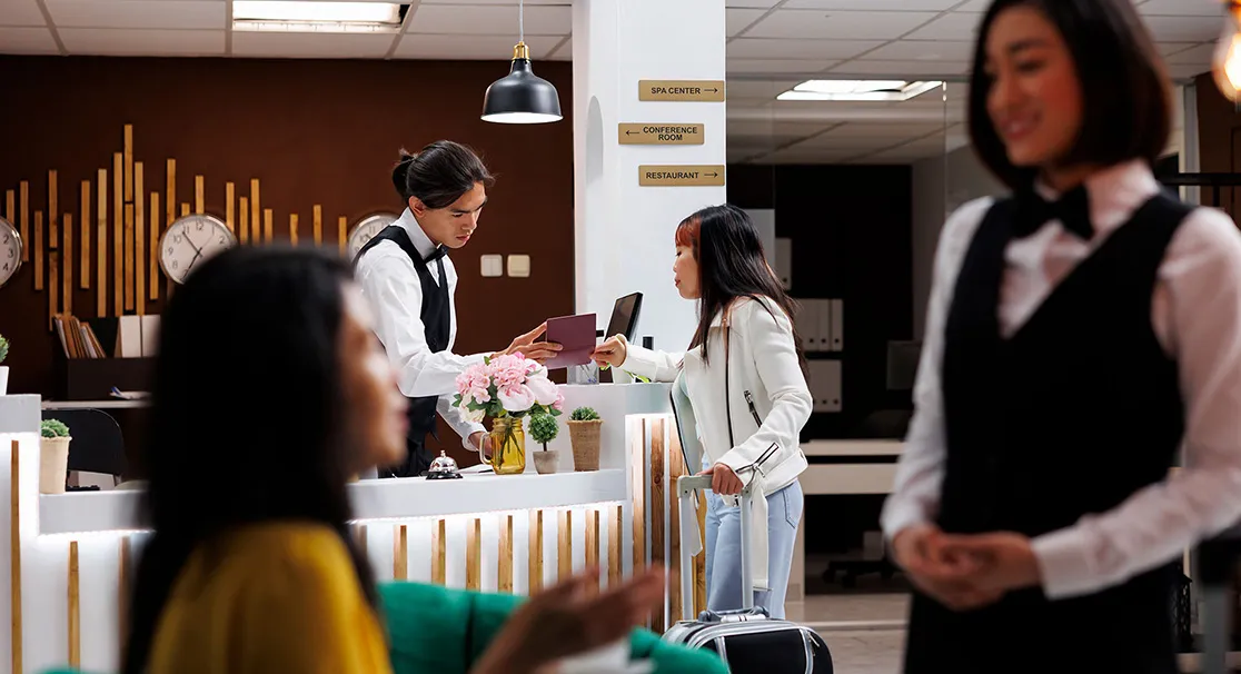 overbooking hotel recepcja problem gość