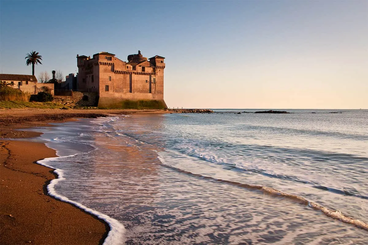 Castello di Santa Severa sulla spiaggia