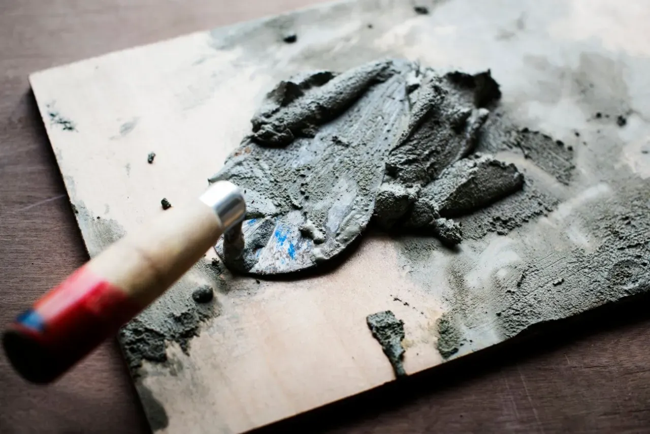 Zdjęcie Jak usunąć stary klej z betonu - skuteczne metody bez uszkodzeń