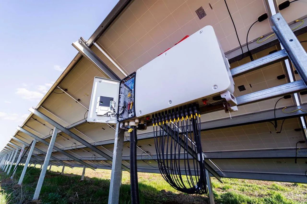 Zdjęcie Inwerter fotowoltaiczny: Jak działa i dlaczego jest kluczowy w instalacji solarnej?