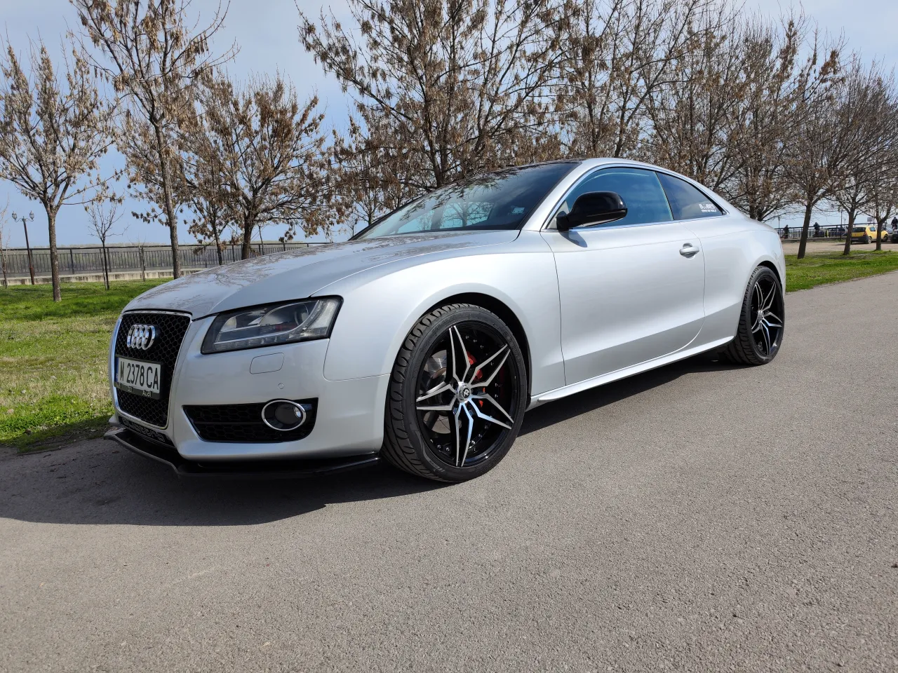 Białe auto czarne felgi, Białe auto grafitowe felgi, Białe auto srebrne felgi