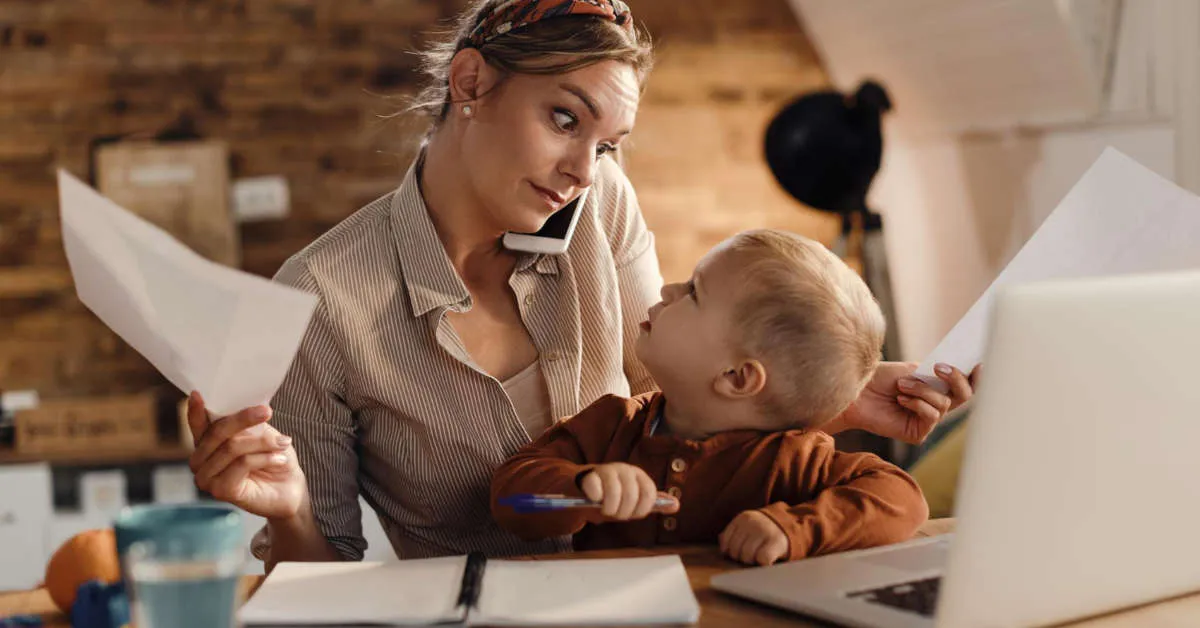 kobieta z dzieckiem i dokumentami ZUS