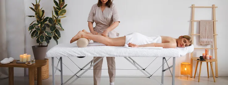 osoba relaksująca się na stole do masażu