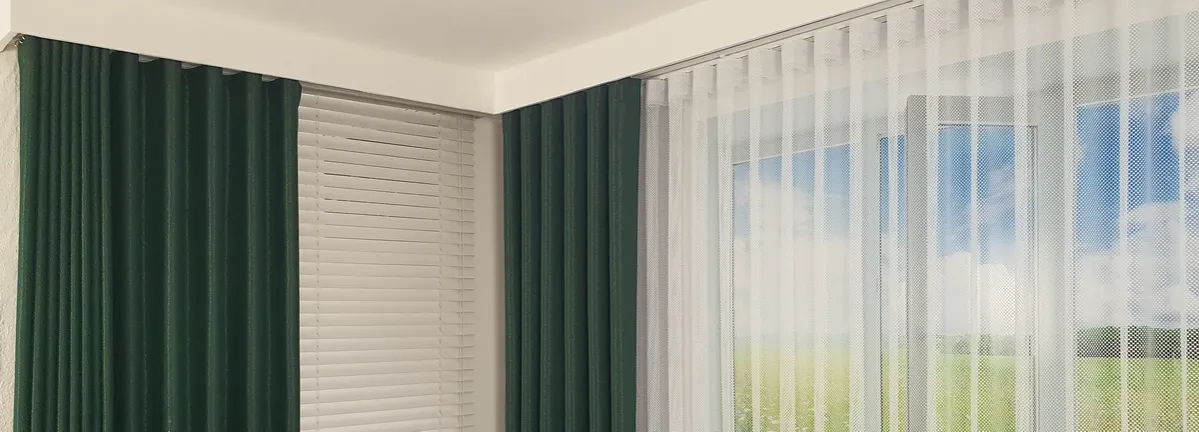 duże okna salon zasłony wave