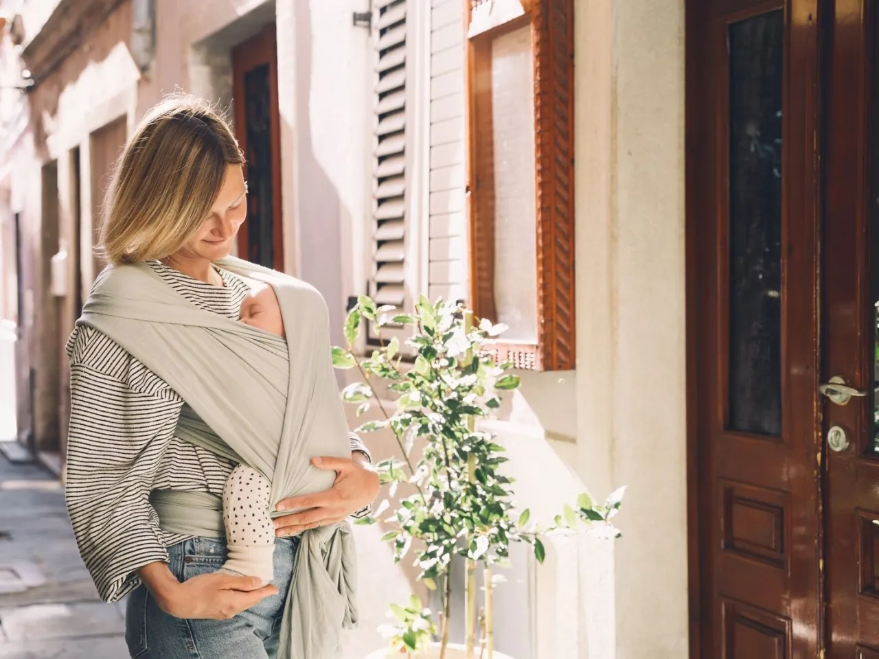 spokojny rodzic z dzieckiem chusta