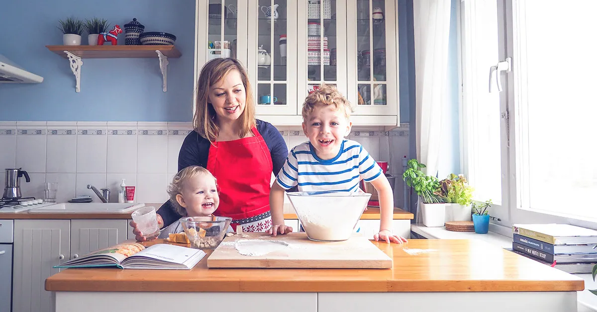 dziecko naśladujące dorosłych w kuchni