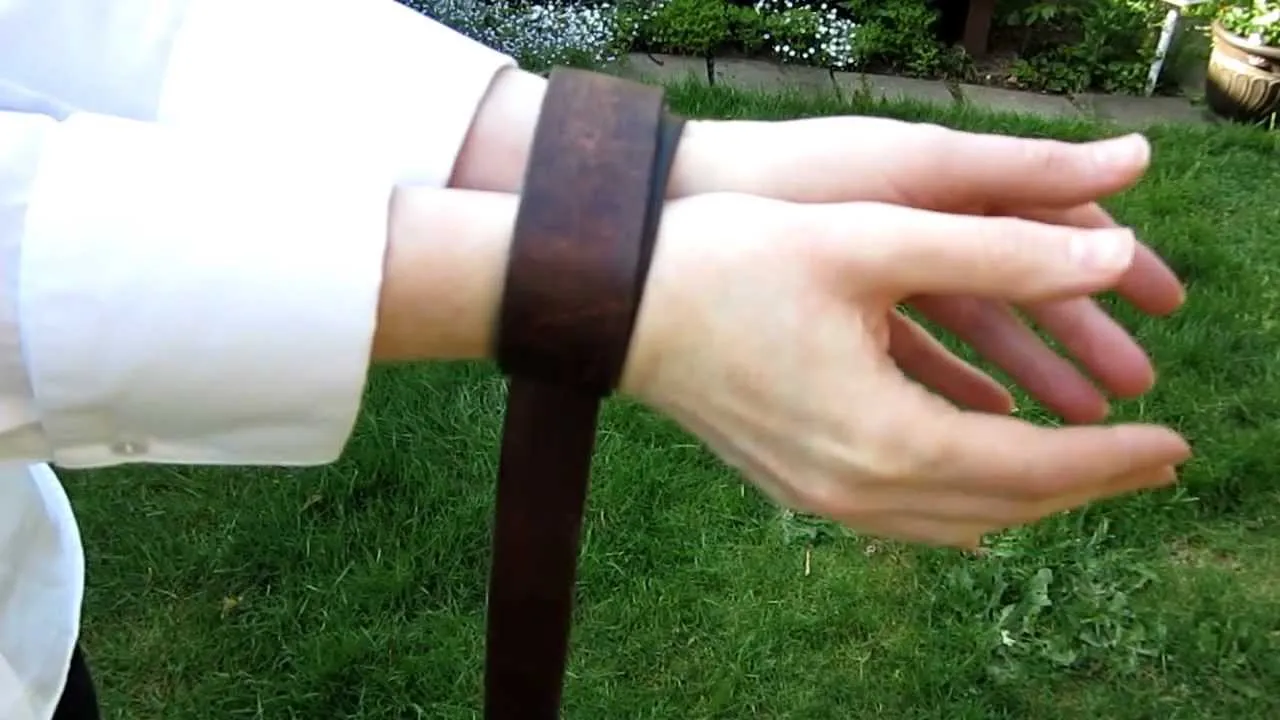 Alternatywne wiązanie kajdanek z paska