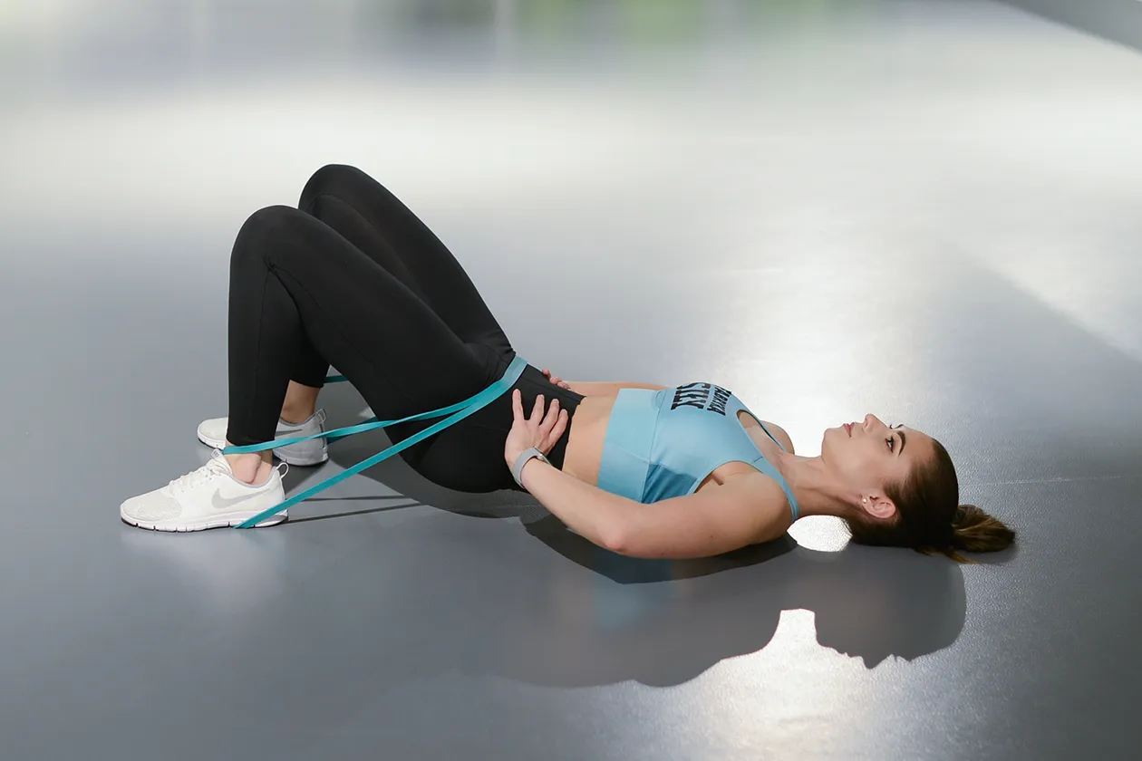kobieta ćwicząca hip thrust z gumą