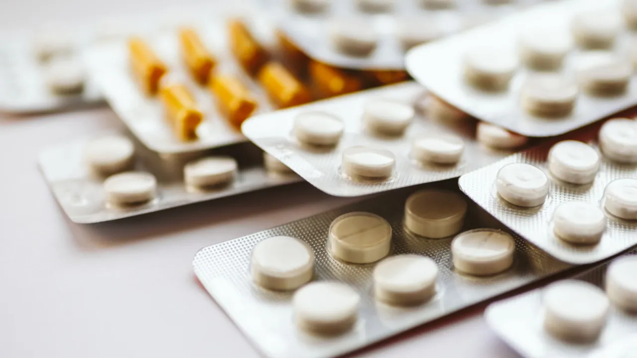 Opakowania tabletek, w tym Relanium. Jak długo działa lek, zależy od wielu czynników, ale opakowania sugerują jego dostępność.