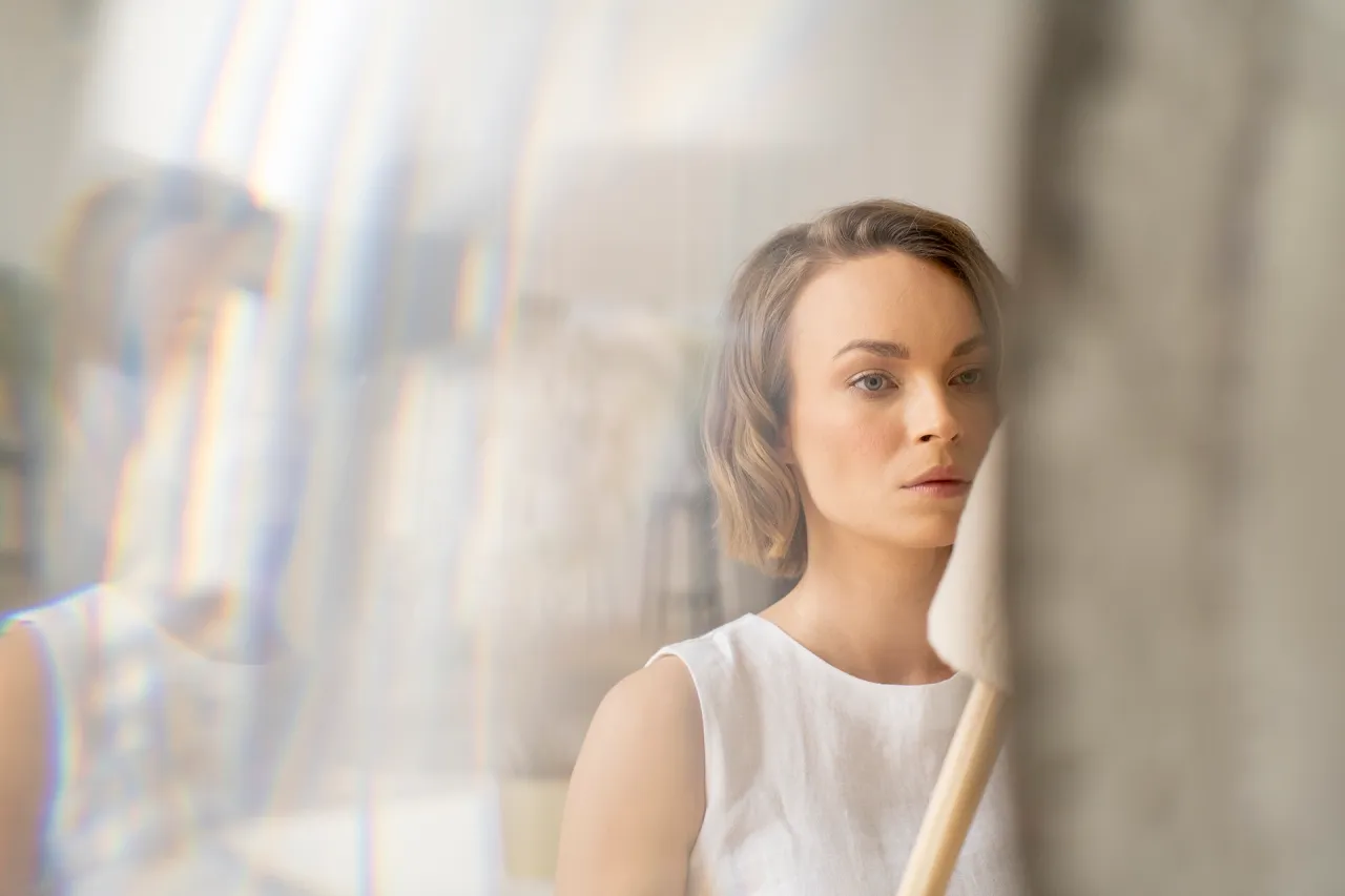 Osoba idąca ścieżką w kierunku jasnego światła, symbolizująca nadzieję i drogę do zdrowia