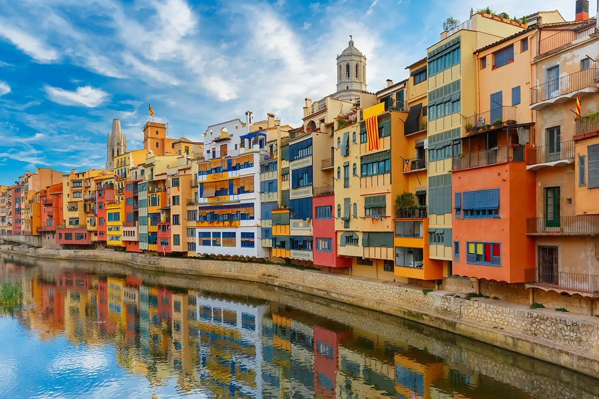 Girona kolorowe domy rzeka Onyar