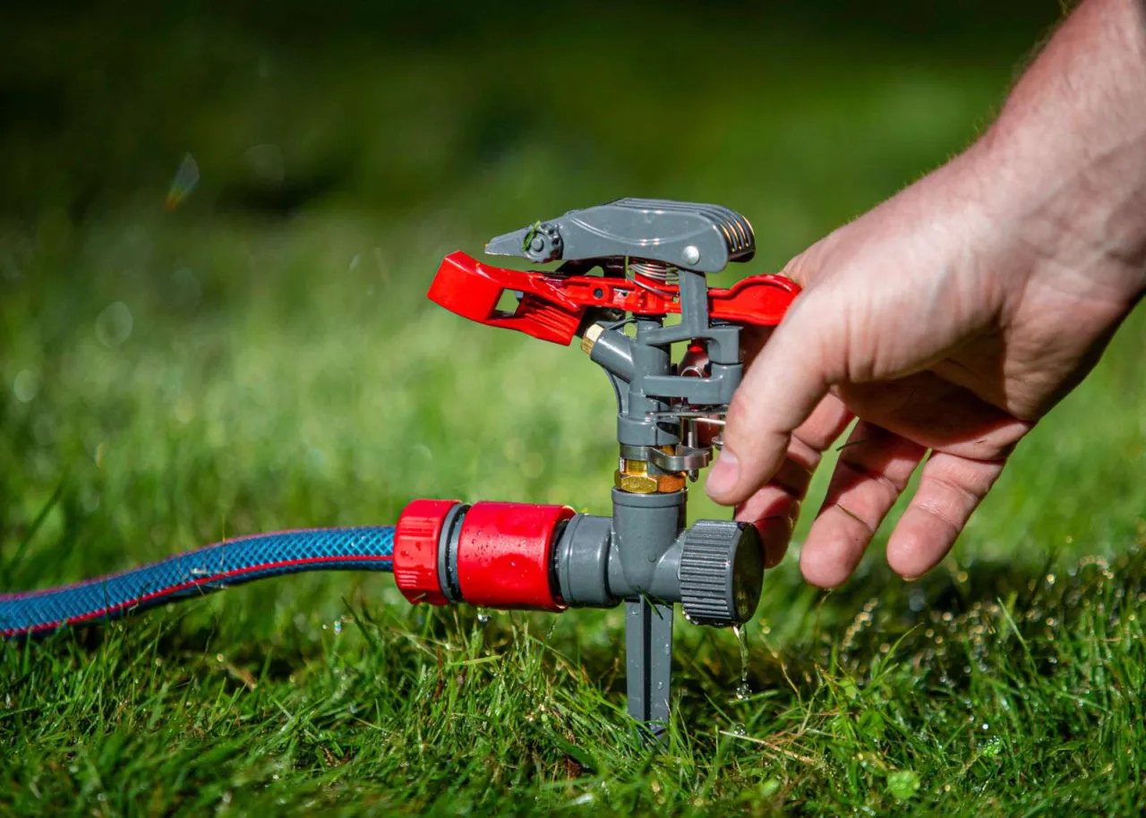 zraszacz pulsacyjny metalowy plastikowy por&oacute;wnanie