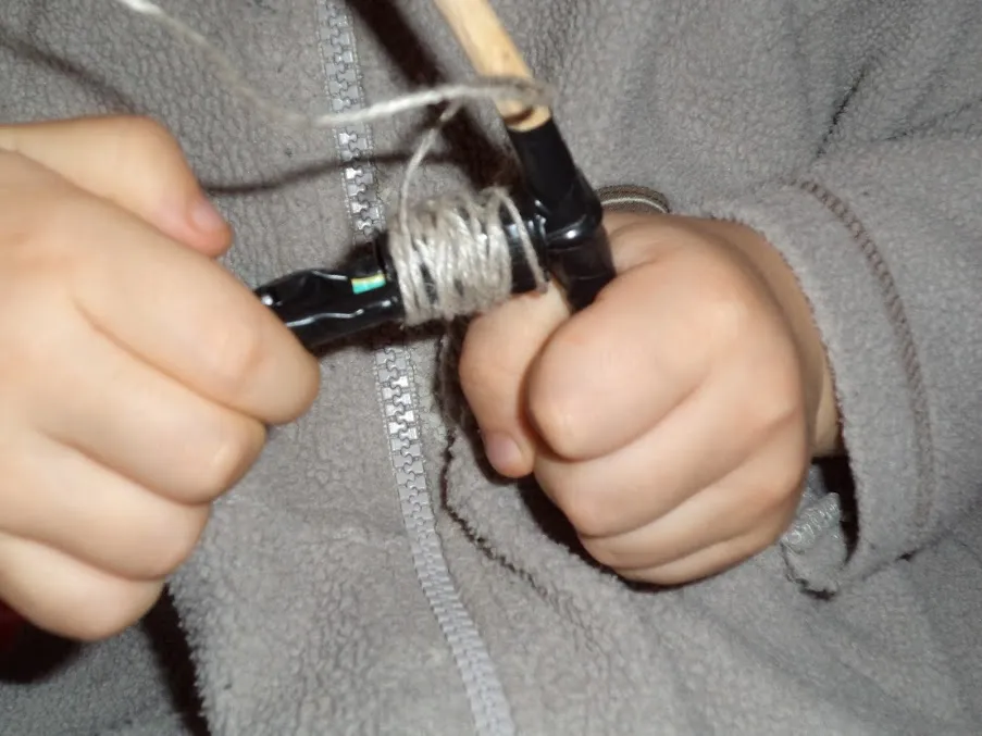 dziecko z wędką z patyka