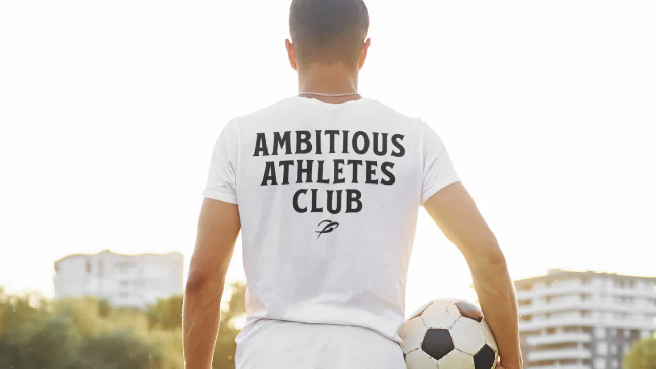 Młody mężczyzna w koszulce 