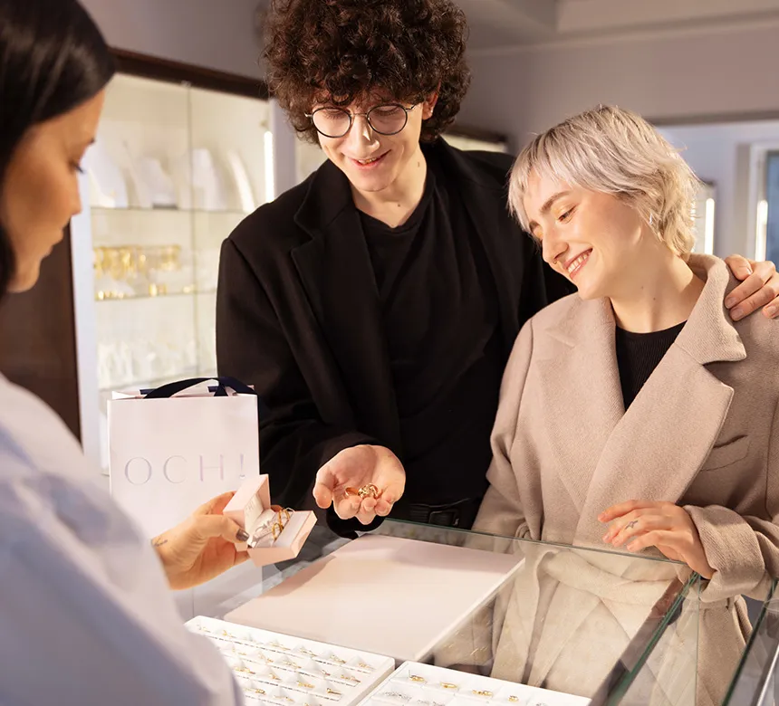 para młoda wybiera obrączki w salonie jubilerskim