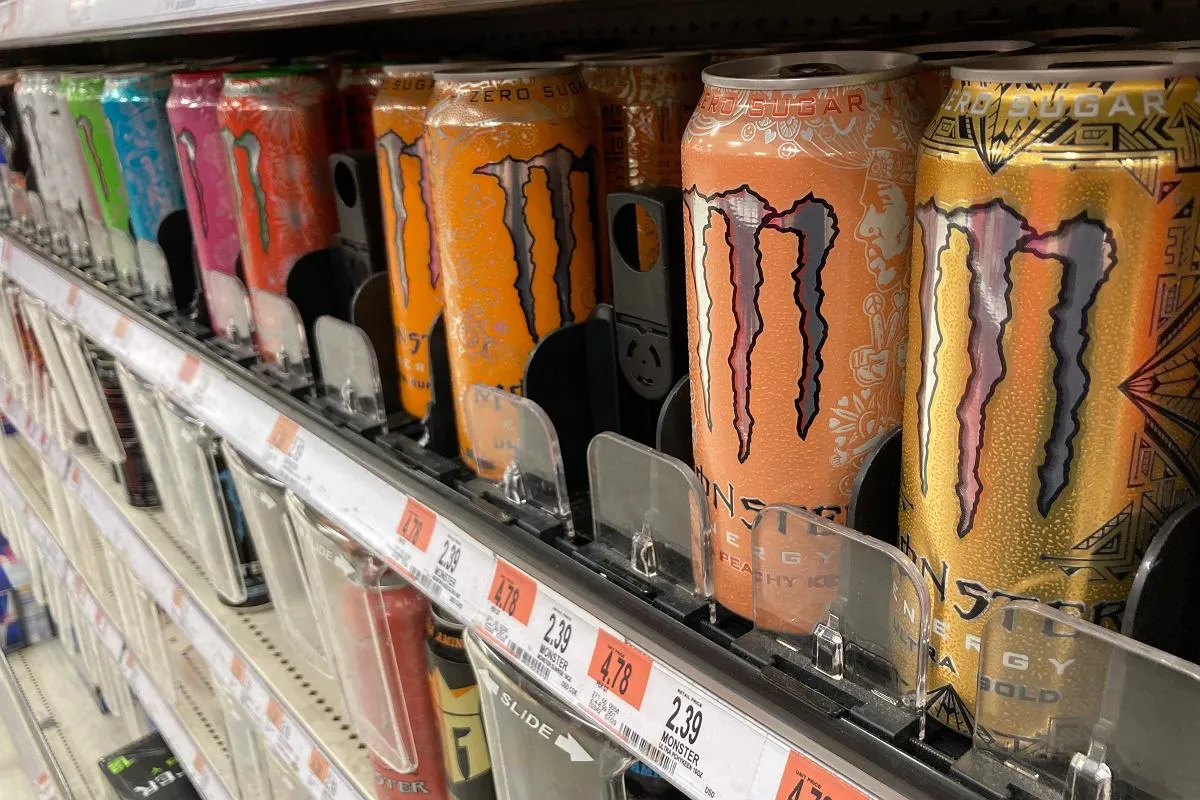 Różne rodzaje napojów kofeinowych na stole