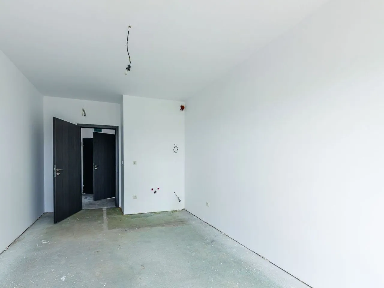 Wnętrze mieszkania w stanie deweloperskim, materiały budowlane