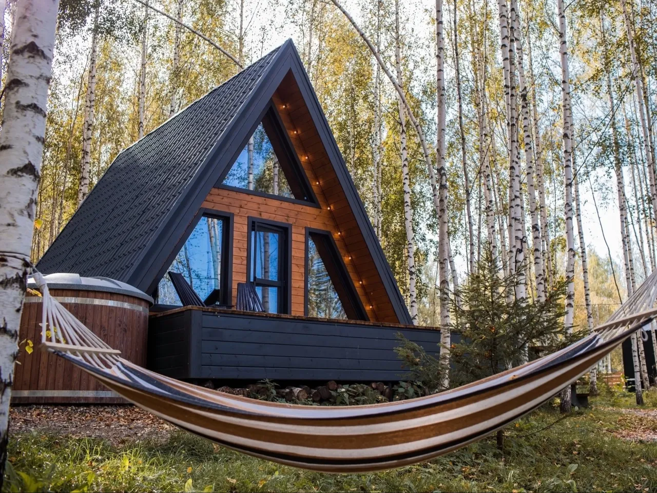 Marzysz o domku letniskowym? Dowiedz się, jak dostać dofinansowanie na domki letniskowe i ciesz się własnym azylem wśr&oacute;d drzew.