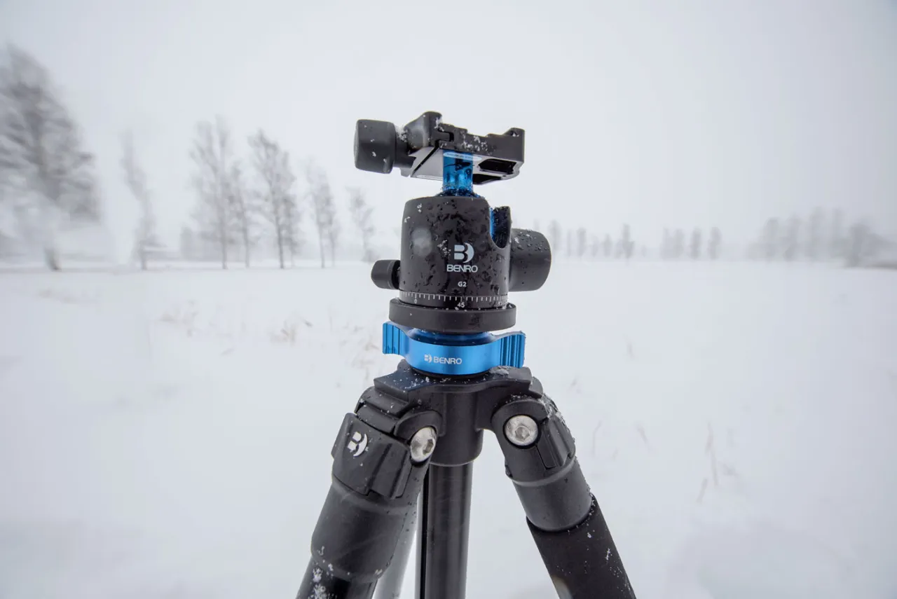 Statyw Benro w zimowym krajobrazie. Stabilizacja to klucz do tego, jak zrobić ostre zdjęcia w trudnych warunkach.