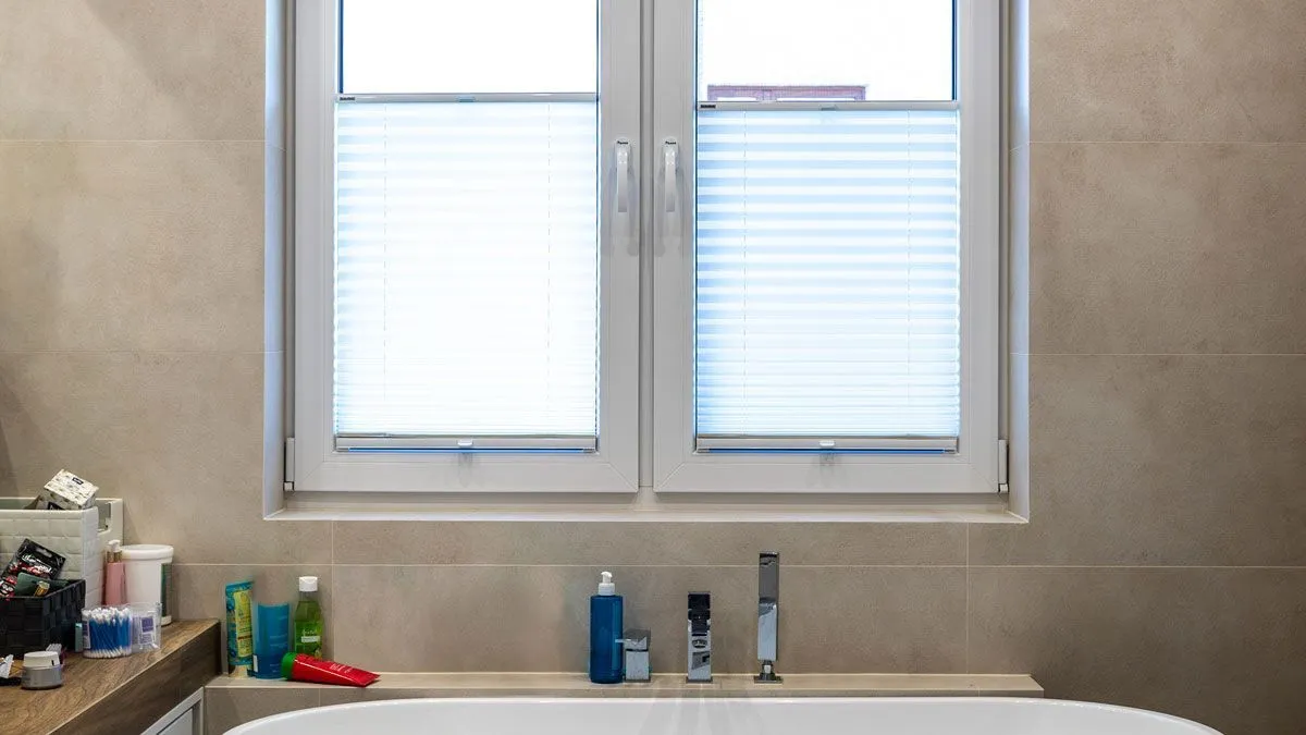 różne typy osłon okiennych do łazienki