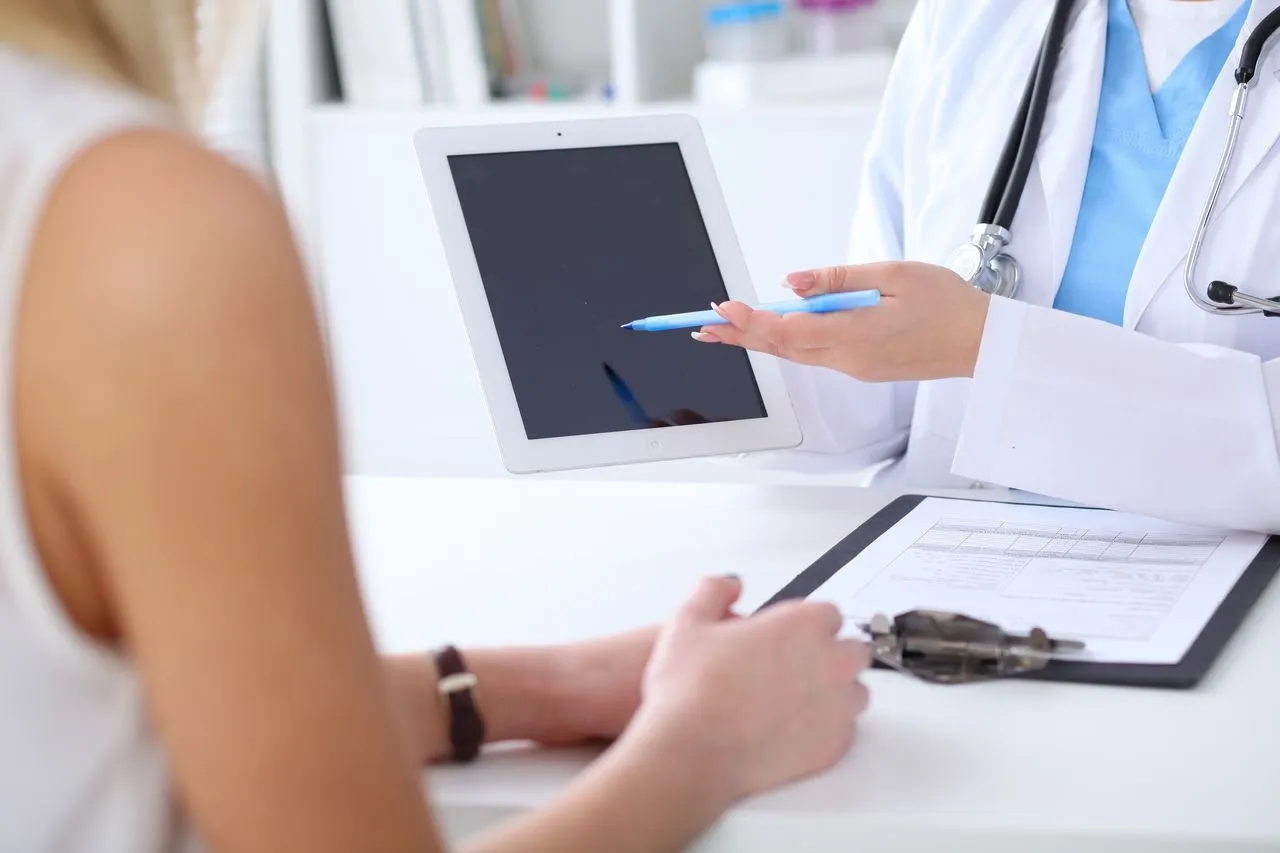 kobieta z telefonem, telemedycyna, e-recepta