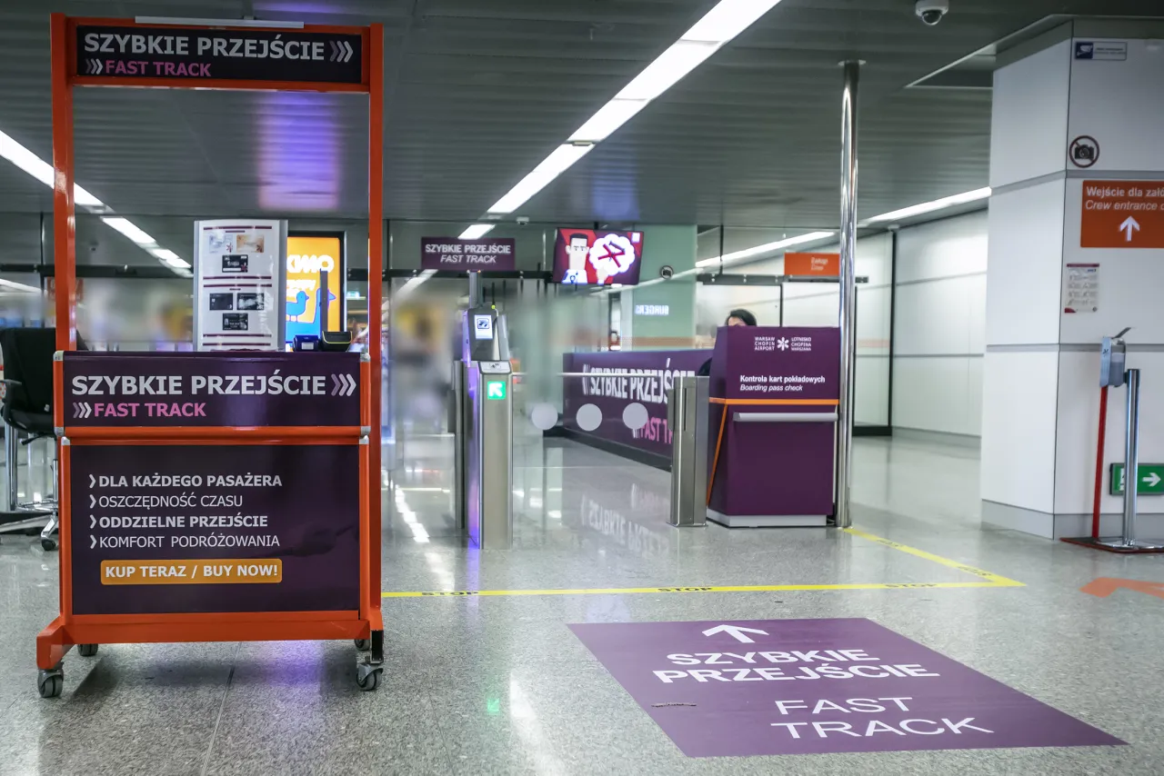Szybkie przejście na lotnisku Chopina. Zastanawiasz się, ile wcześniej trzeba być na lotnisku Chopina? Ta opcja przyspieszy Twoją podróż.