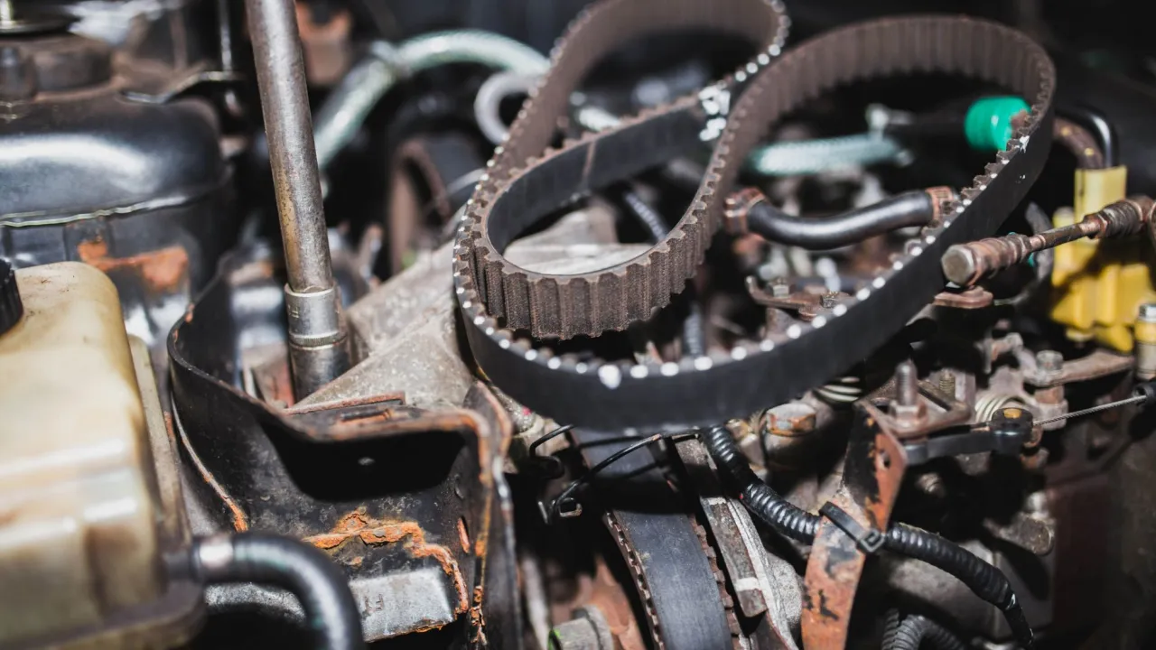 Mechanik wymieniający rozrząd w dieslu