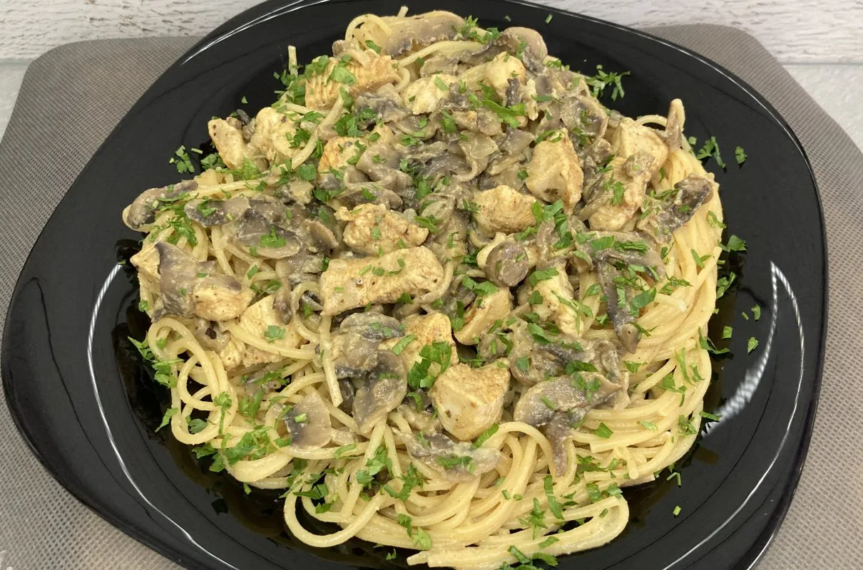 Warianty spaghetti z pieczarkami kurczak wege