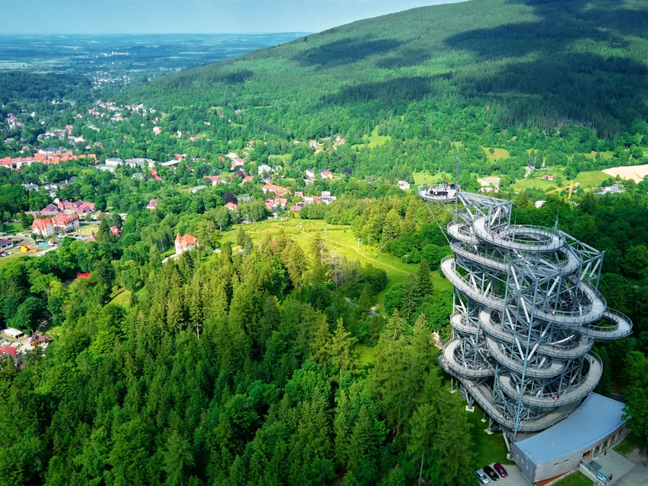 Widok na wieżę widokową w Zieleńcu, jedno z 5 najpiękniejszych miejsc w Polsce. Otoczona lasem, z panoramą na okoliczne miasteczko i g&oacute;ry.