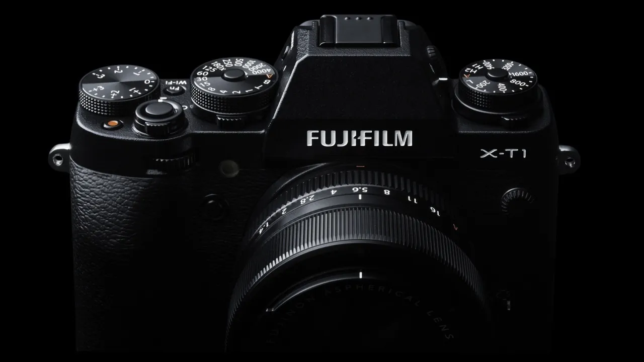 Elegancki aparat Fujifilm lustrzanka X-T1 z obiektywem.