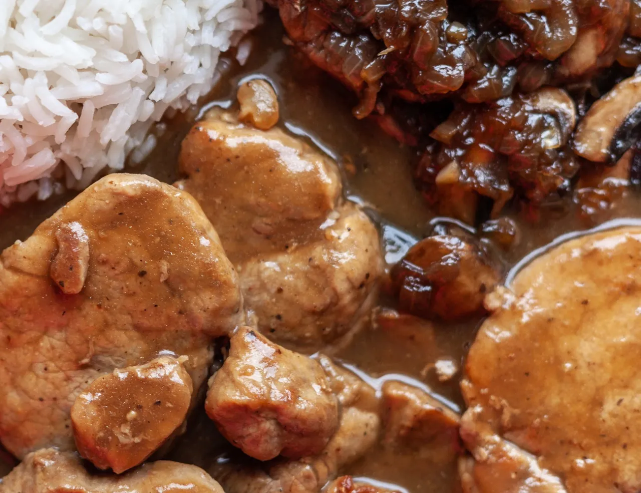 Mięso w sosie z tłuszczu po pieczeniu, z ryżem i grzybami. Idealny sposób, jak zrobic sos z tluszczu po upieczeniu.