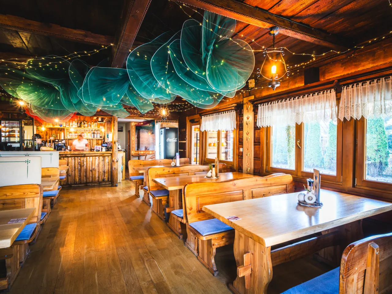 Wnętrze restauracji Bac&oacute;wka Chyżne kominek drewno kamień g&oacute;ralski styl