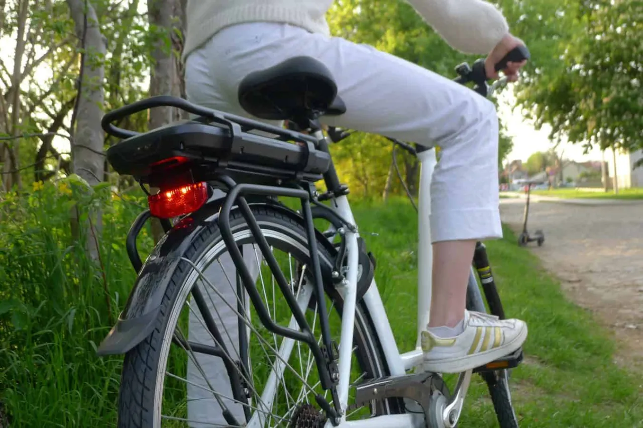 Osoba na rowerze elektrycznym, korzystająca z dofinansowania do roweru elektrycznego dla seniorów.