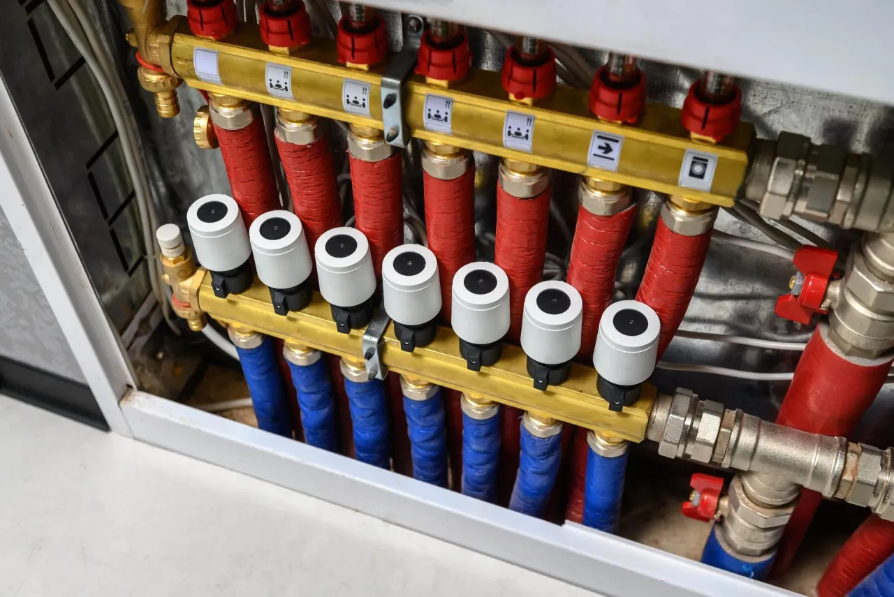 Rozdzielacz ogrzewania podłogowego z rurkami PEX. Jaka średnica rur PEX do centralnego ogrzewania?