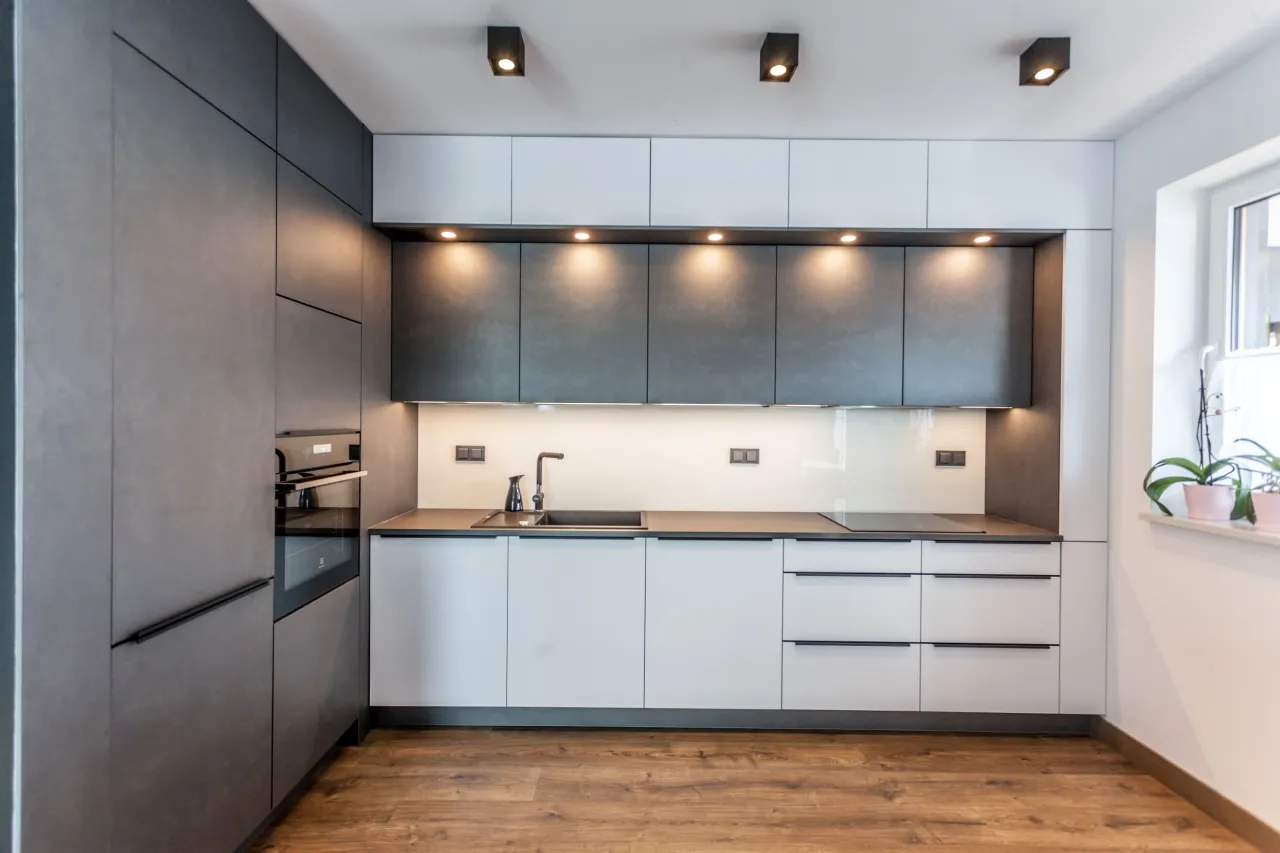 Projekt kuchni z szafkami do sufitu, wizualizacja