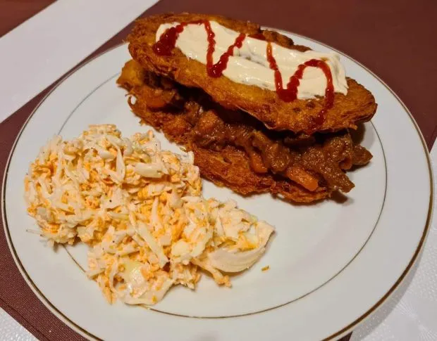 placek po węgiersku z surówką z białej kapusty