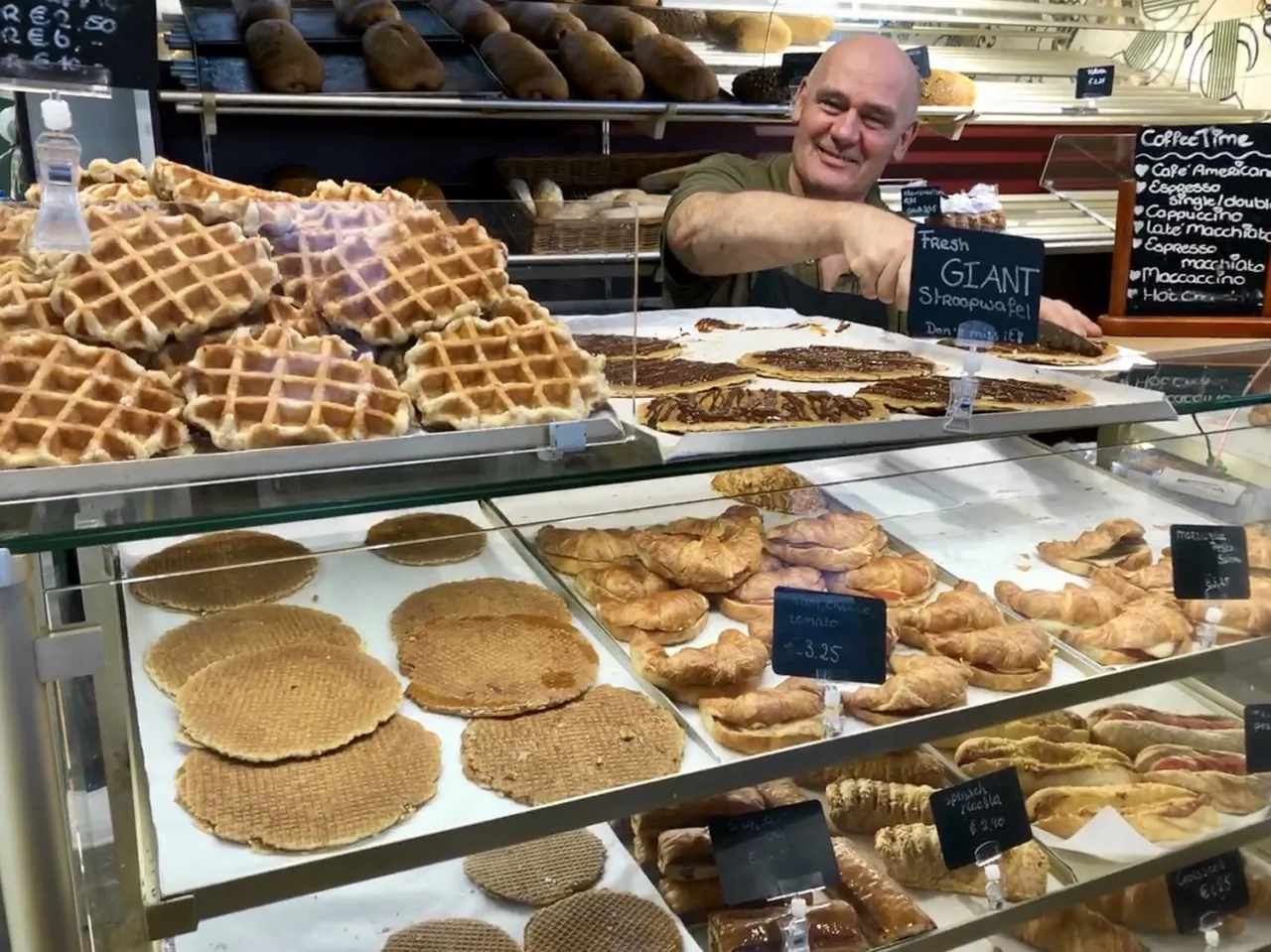 Co zjeść w Amsterdamie? Ogromne stroopwafel, gofry i inne słodkości w piekarni.