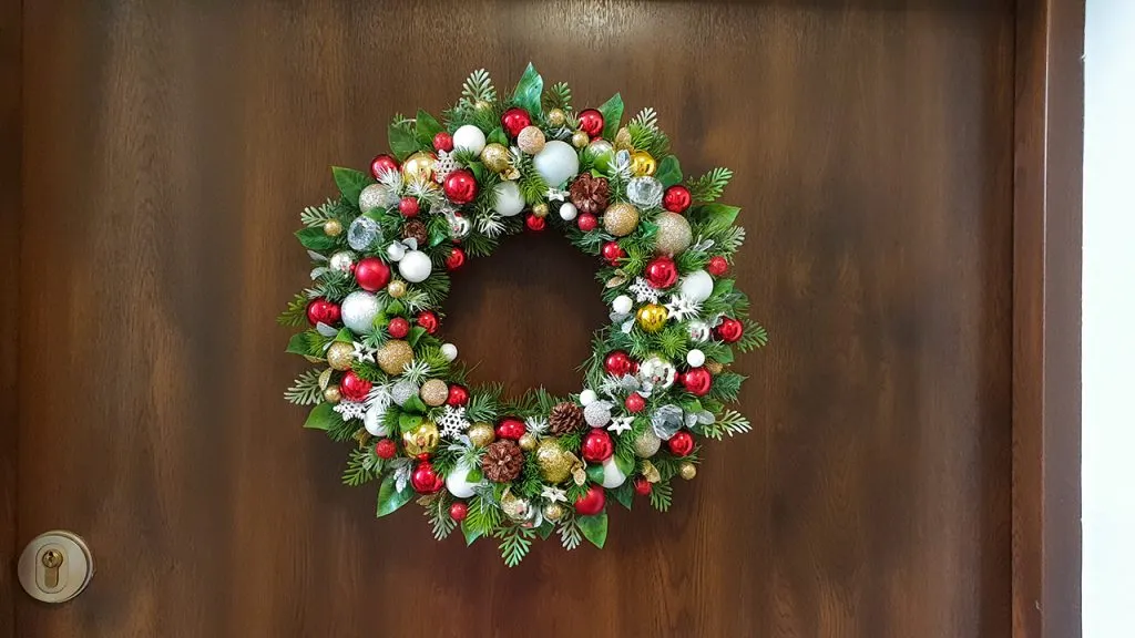 mocowanie ciężkiego wianka na drzwiach