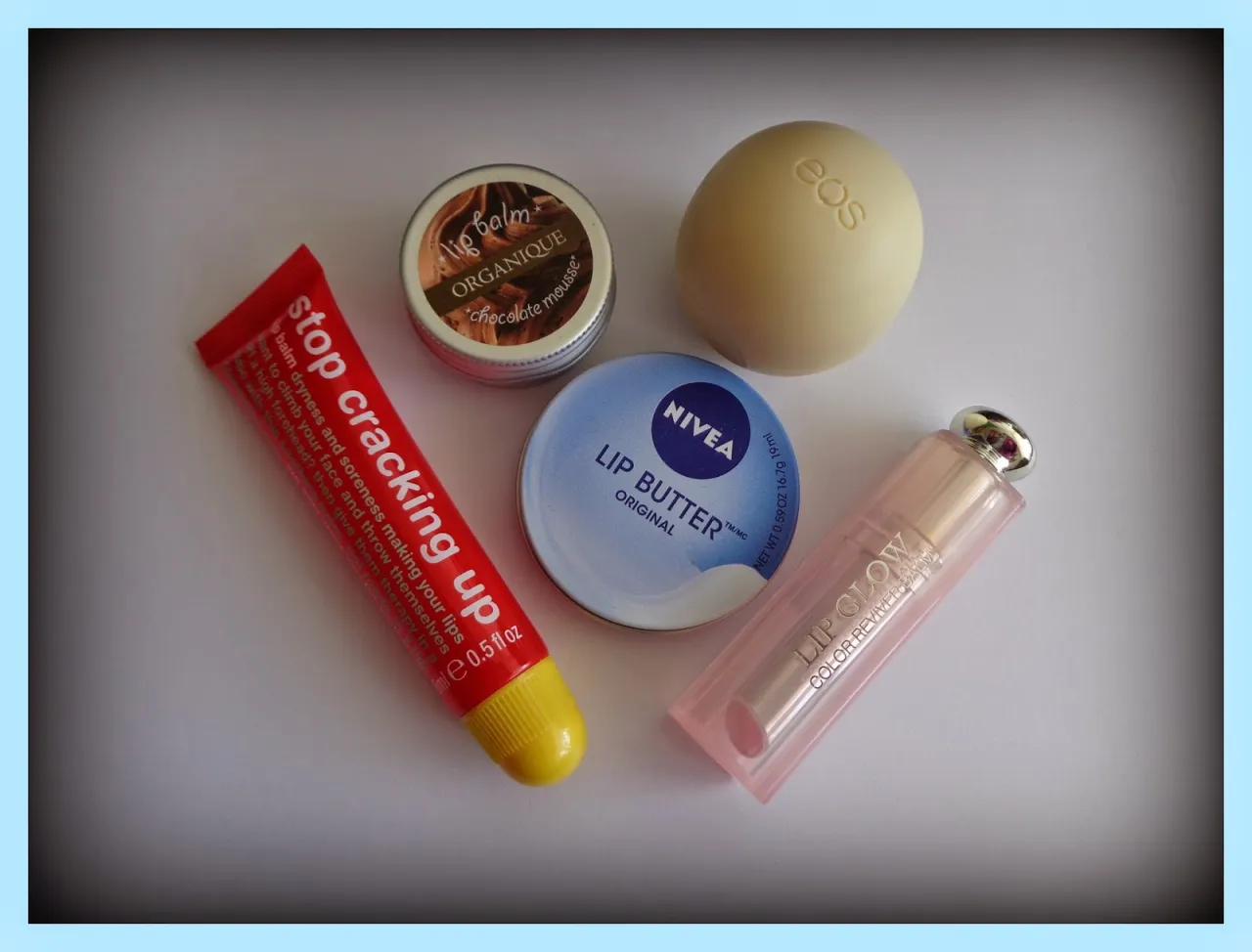 Zestawienie balsamów do ust w słoiczku i sztyfcie