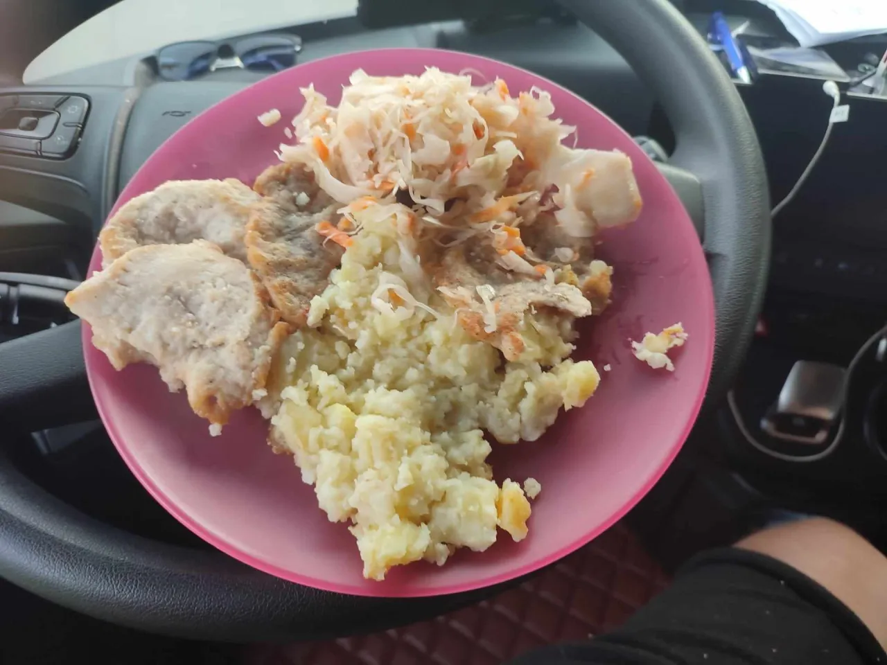 Obiad dla kierowcy w trasę: kotlety, ziemniaki i sur&oacute;wka z kapusty. Smacznego!