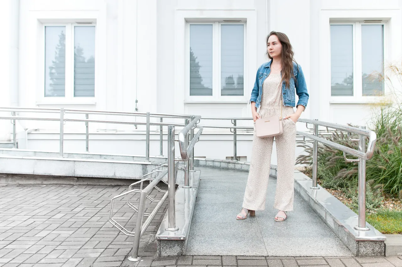 casualowy kombinezon z kurtką jeansową