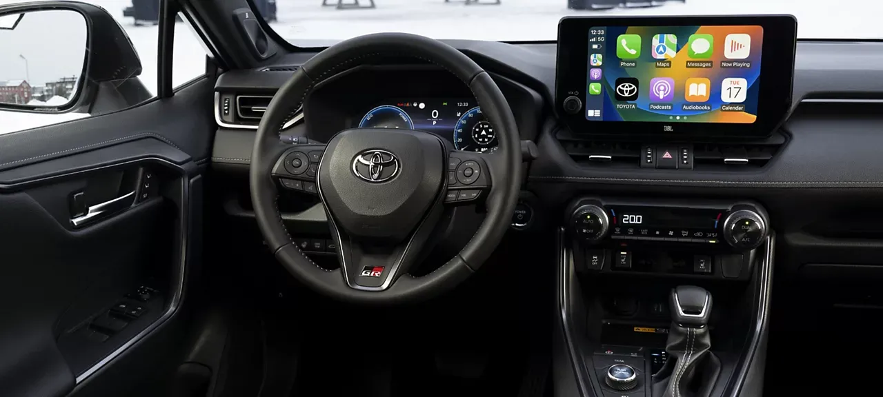 Toyota RAV4 wnętrze kokpit