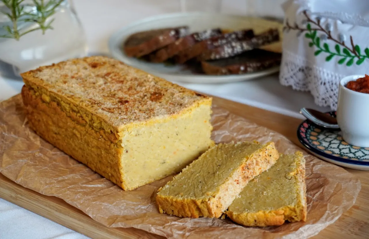 Wegański pasztet z soczewicy na świątecznym stole