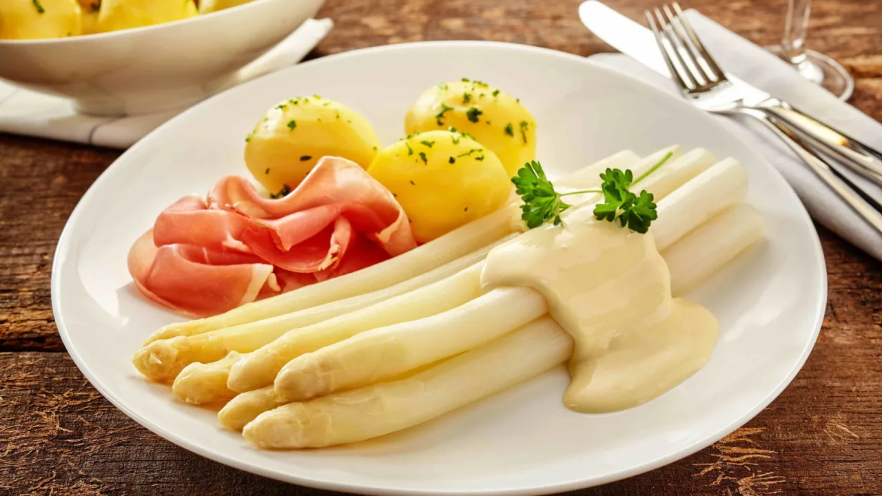 Klassisches Spargelgericht mit Sauce Hollandaise und Kartoffeln