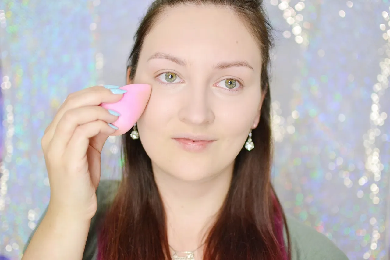 Jak krok po kroku ukryć pryszcza makijażem