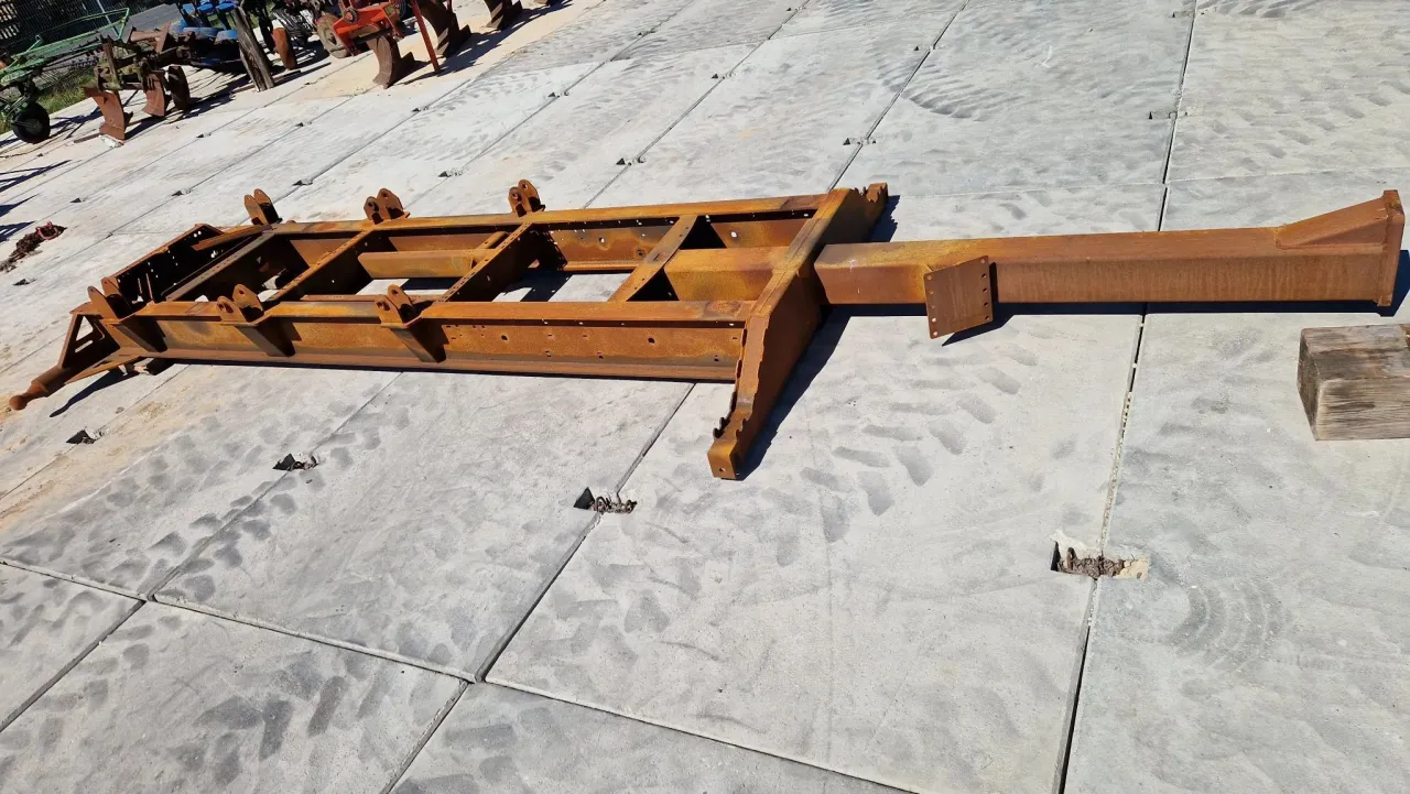 Stara rama przyczepy rolniczej z dokumentami