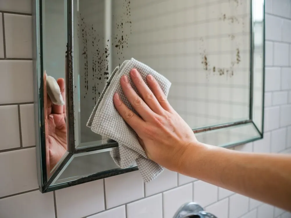 czarne plamy na lustrze korozja