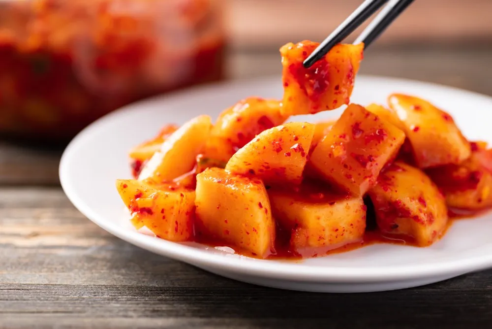 różne sposoby podawania kimchi na talerzu